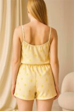 Sarı Üstüne Desenli Askılı Şortlu Pijama Takımı - Görsel 3